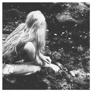 Taylor Hickson feet photo 2