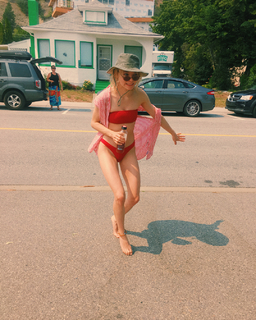 Taylor Hickson feet photo 15