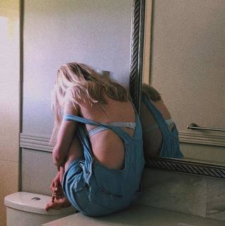 Taylor Hickson feet photo 8