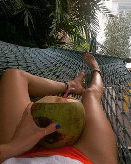 Taylor Hickson feet photo 18