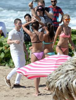 Taylor Hill feet photo thumbnail