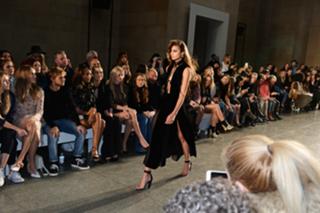 Taylor Hill feet photo thumbnail