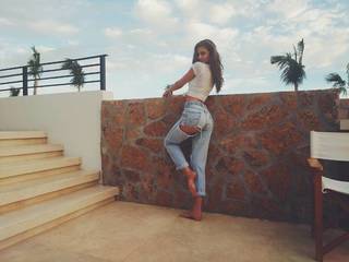 Taylor Hill feet photo thumbnail