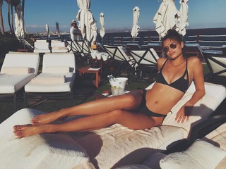 Taylor Hill feet photo thumbnail