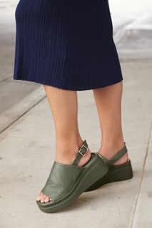 Taylor Hill feet photo thumbnail