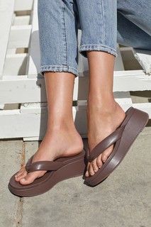 Taylor Hill feet photo thumbnail