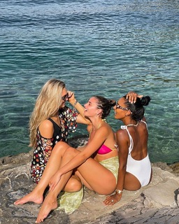 Taylor Hill feet photo thumbnail