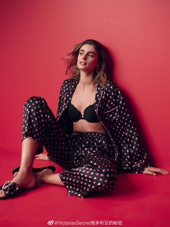 Taylor Hill feet photo thumbnail