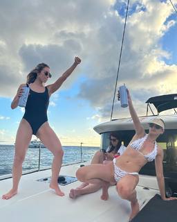 Taylor Hill feet photo thumbnail