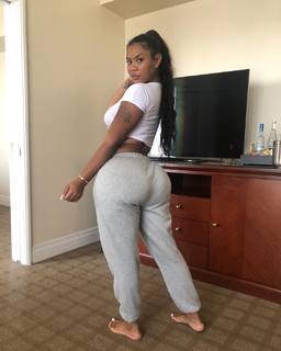 Taylor Hing feet photo thumbnail