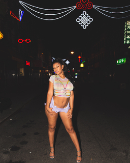 Taylor Hing feet photo thumbnail