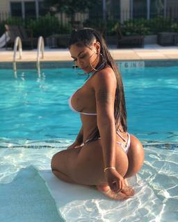 Taylor Hing feet photo thumbnail