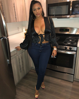 Taylor Hing feet photo thumbnail