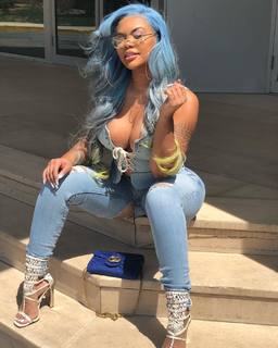 Taylor Hing feet photo thumbnail