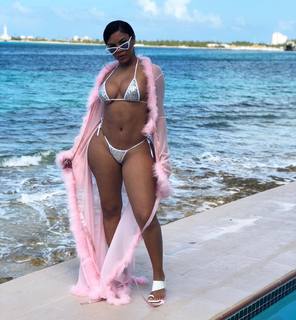 Taylor Hing feet photo thumbnail