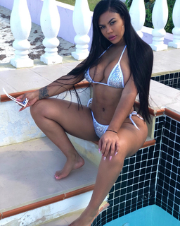 Taylor Hing feet photo thumbnail