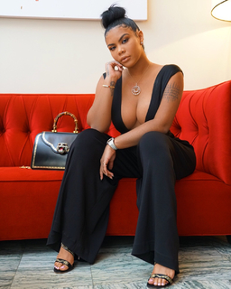 Taylor Hing feet photo thumbnail