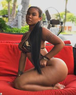 Taylor Hing feet photo thumbnail