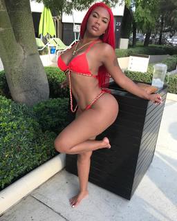 Taylor Hing feet photo thumbnail