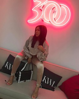 Taylor Hing feet photo thumbnail