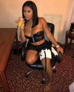 Taylor Hing feet photo thumbnail