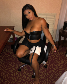 Taylor Hing feet photo thumbnail