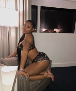 Taylor Hing feet photo thumbnail