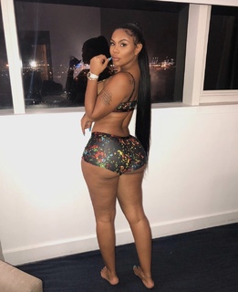 Taylor Hing feet photo thumbnail