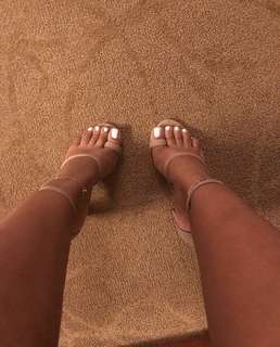 Taylor Hing feet photo thumbnail