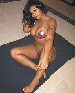 Taylor Hing feet photo thumbnail