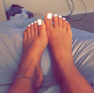 Taylor Hing feet photo thumbnail
