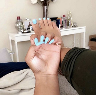 Taylor Hing feet photo thumbnail