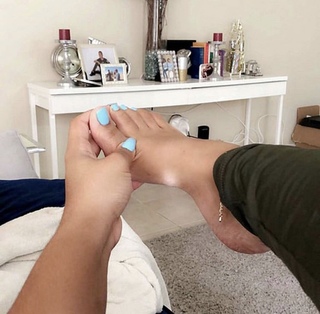 Taylor Hing feet photo thumbnail