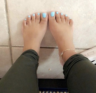 Taylor Hing feet photo thumbnail