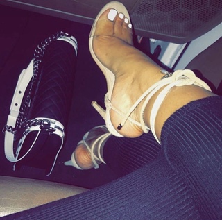 Taylor Hing feet photo thumbnail