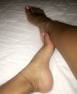 Taylor Hing feet photo thumbnail