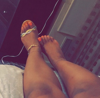 Taylor Hing feet photo thumbnail