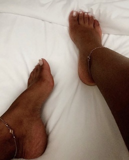 Taylor Hing feet photo thumbnail