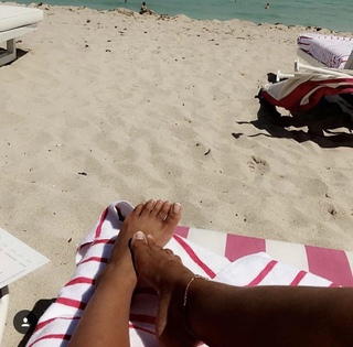 Taylor Hing feet photo thumbnail