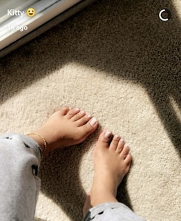 Taylor Hing feet photo thumbnail