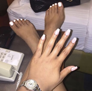 Taylor Hing feet photo thumbnail