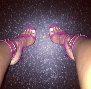 Taylor Hing feet photo thumbnail