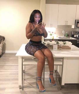 Taylor Hing feet photo thumbnail