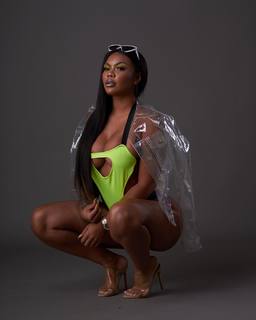 Taylor Hing feet photo thumbnail