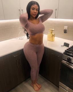 Taylor Hing feet photo thumbnail