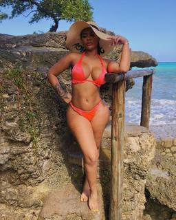 Taylor Hing feet photo thumbnail