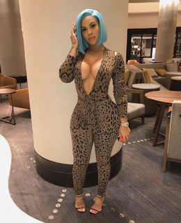 Taylor Hing feet photo thumbnail