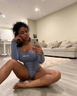 Taylor Hing feet photo thumbnail