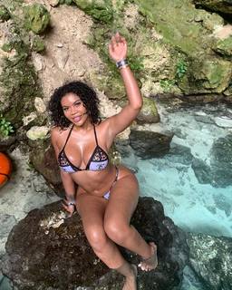 Taylor Hing feet photo thumbnail