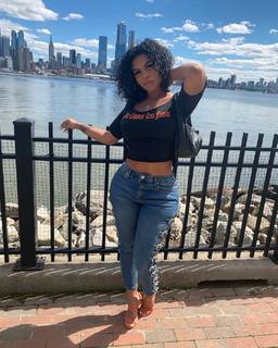 Taylor Hing feet photo thumbnail